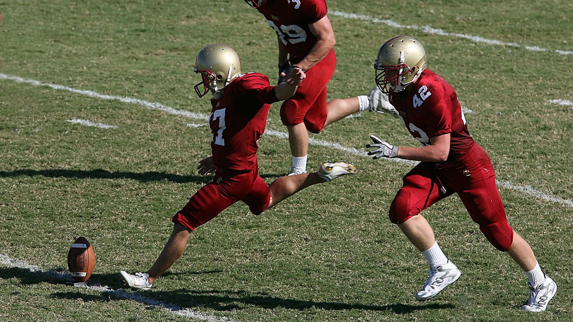 职业联赛鼓励原创球迷口号增强主场独特氛围，球队鼓励